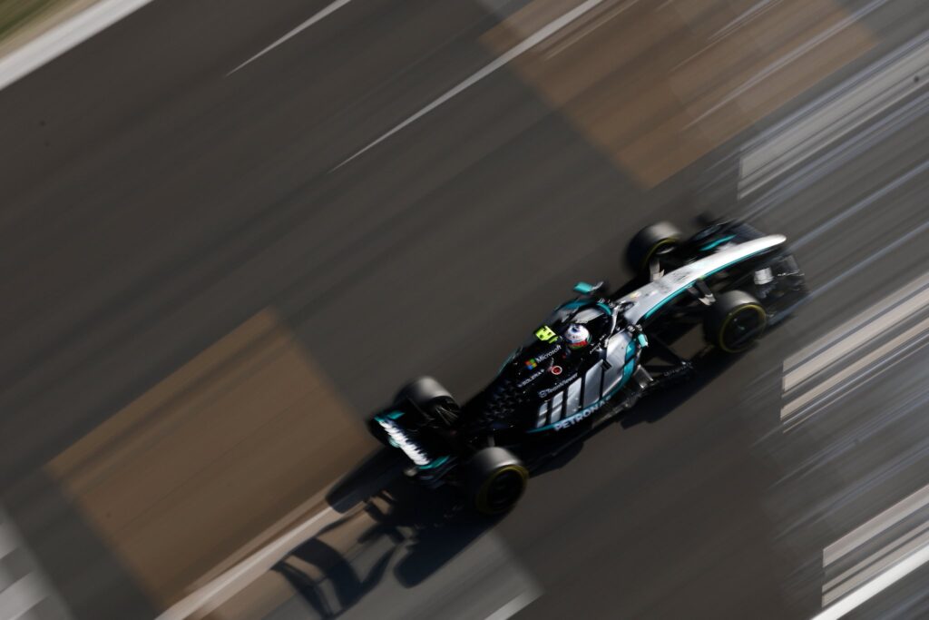 F1 IMA NOVOG NAJMLAĐEG OSVAJAČA POL POZICIJE U ISTORIJI, RASEL IZ NEMOGUĆEG DO DRUGOG MESTA: Kakva dva vozača ove sezone ima Mercedes!