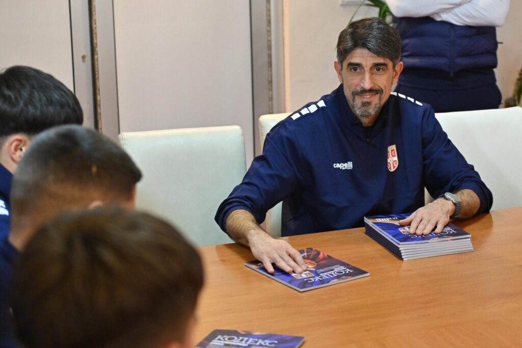 DELA KOJA GRADE GENERACIJE BUDUĆIH FUDBALERA: Selektor uručio Kodeks reprezentativca najmlađima!