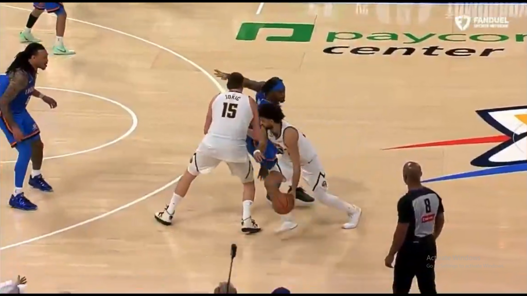 PA, DOKLE VIŠE? Košarkaš Tandera pre mesec dana hvatao rivala za vrat, sada udario Jokića koji je završio na zemlji!