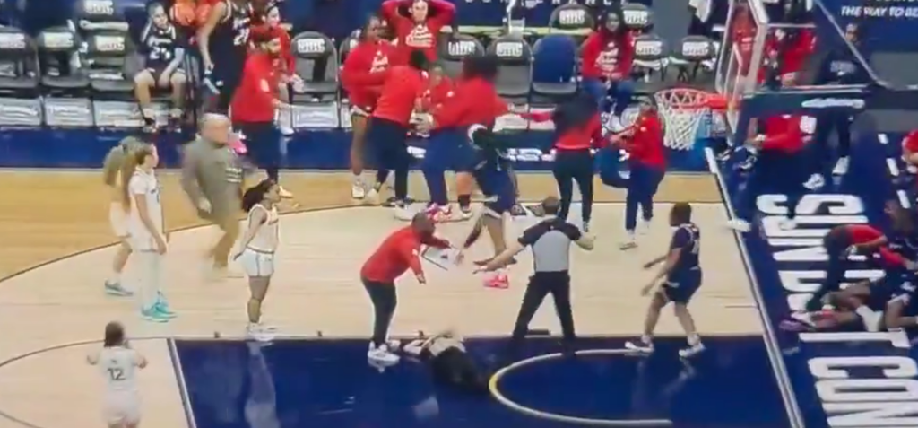 ŽENSKA KOŠARKA DONELA TUČU KAKVA SE NE PAMTI, SUDIJA ZAVRŠILA NOKAUTIRANA: Američka košarka u senci novog skandala!