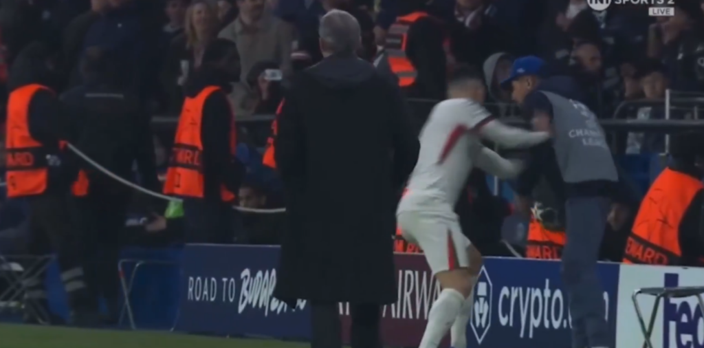 SVE VEĆI BEZOBRAZLUK SKUPLJAČA LOPTI PORED TERENA: Sukob fudbalera i dohvatača koji je preskupo mogao da košta Čelsi!