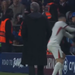 SVE VEĆI BEZOBRAZLUK SKUPLJAČA LOPTI PORED TERENA: Sukob fudbalera i dohvatača koji je preskupo mogao da košta Čelsi!