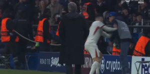 SVE VEĆI BEZOBRAZLUK SKUPLJAČA LOPTI PORED TERENA ILI RAZMAŽENOST FUDBALERA?! Sukob fudbalera i dohvatača koji je preskupo mogao da košta Čelsi!