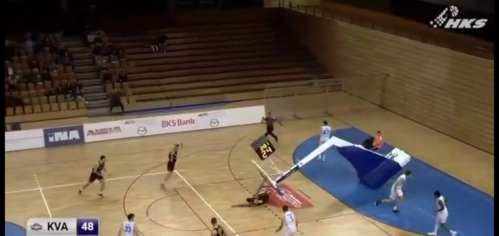 UMALO TRAGEDIJA U REGIONALNOJ KOŠARCI: Čitava konstrukcija koša se obrušila na košarkaša!