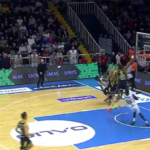 ZAKUCAVANJE GODINE U EVROPSKOJ KOŠARCI: Ukradena lopta, pa kucanje preko trojice košarkaša Fenera!