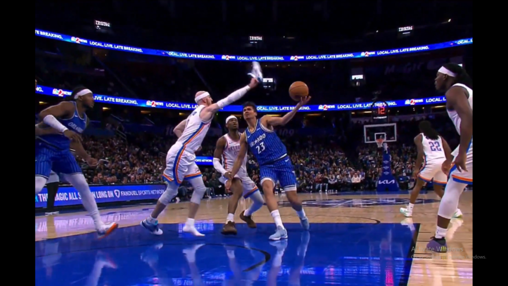 ŠTO JE SUAREZ U FUDBALU, TO JE KARUSO U KOŠARCI: Igrač patikom udario rampu i sprečio protivnika da poentira! (VIDEO)