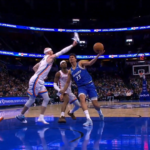 ŠTO JE SUAREZ U FUDBALU, TO JE KARUSO U KOŠARCI: Igrač patikom udario rampu i sprečio protivnika da poentira! (VIDEO)