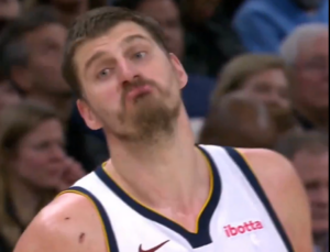 JOKIĆU PRIPALA GLAVNA ULOGA U KOMIČNOJ SCENI: Nikolina reakcija izazvala smeh na društvenim mrežama! (VIDEO)