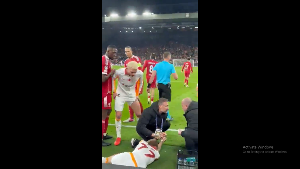 STRAVIČNE SCENE U LIGI ŠAMPIONA: Lang umalo ostao bez palca zbog reklamnog panoa – Fudbaler Galate se oglasio nakon hitne operacije!