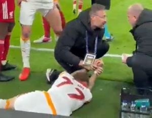 STRAVIČNE SCENE U LIGI ŠAMPIONA: Lang umalo ostao bez palca zbog reklamnog panoa – Fudbaler Galate se oglasio nakon hitne operacije!