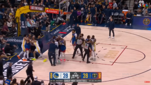 NEVIĐENA SCENA: Svi skočili jedni na druge – sudije jedva smirile haos na meču između Denvera i Voriorsa!