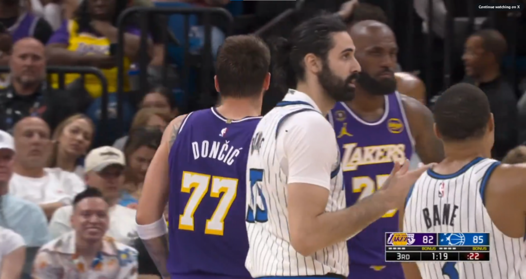 „JEB*ĆU TI CELU FAMILIJU“, BIVŠI IGRAČ BUDUĆNOSTI SKANDALOZNO UVREDIO DONČIĆA NA SRPSKOM: Luka potpuno poludeo na parketu, umalo eskalacija u dvorani!