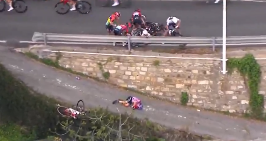 STRAVIČNA NESREĆA U BICIKLIZMU: Takmičarka pala nekoliko metara sa ivice puta i ostala da leži nepomično!