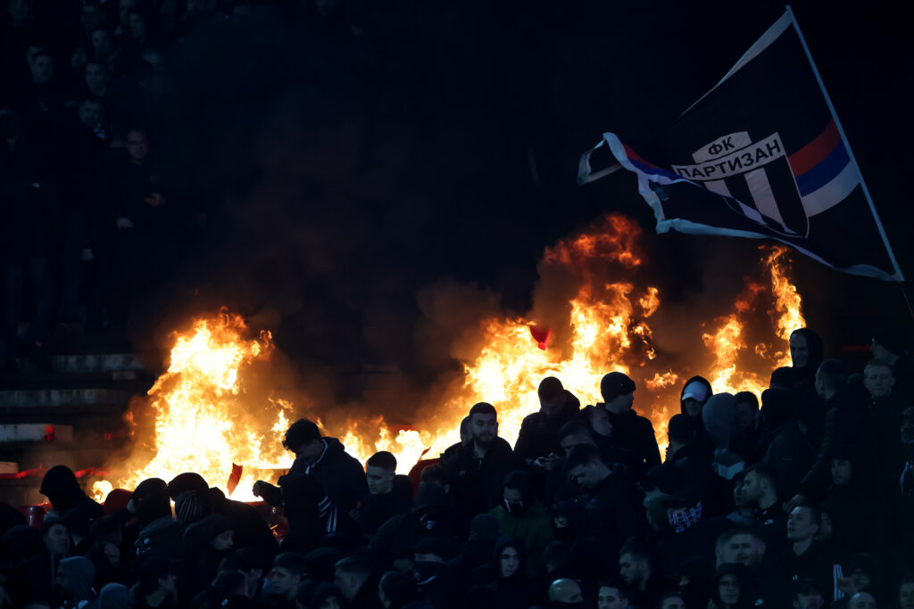 POJAVIO SE NOVI SNIMAK KOJI POKAZUJE PRAVI HAOS TUČE UOČI 178. VEČITOG DERBIJA: Delije naterale Grobare da se povuku u kafić?! Lokal potpuno demoliran!