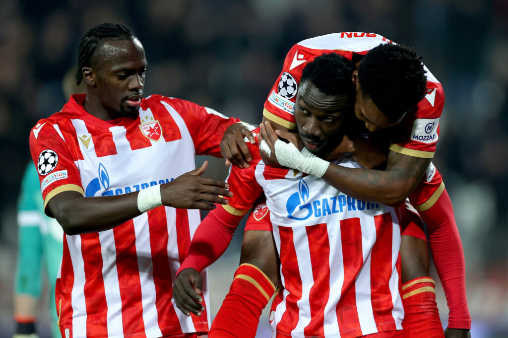 STRAVIČNA POVREDA BIVŠEG IGRAČA ZVEZDE: Fudbaler zadobio prelom fibule leve noge – sa terena iznet na nosilima!