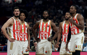 (POLUVREME) CRVENA ZVEZDA U PROBLEMIMA, FENER GURA CRVENO-BELE DALEKO OD TOP 6: Mora mnogo bolje u Areni!