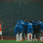 NESTVARNE SCENE NA „STAMFORD BRIDŽU“: Igrači Čelsija okružili sudiju!