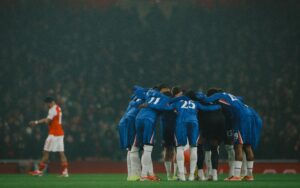 NESTVARNE SCENE NA „STAMFORD BRIDŽU“: Igrači Čelsija okružili sudiju!