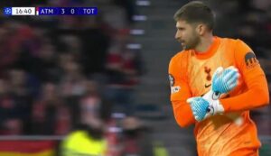 PLAKAO KAO KIŠA KAD JE ZAMENJEN: Golman Totenhema nakon neviđenih kikseva izveden iz igre!