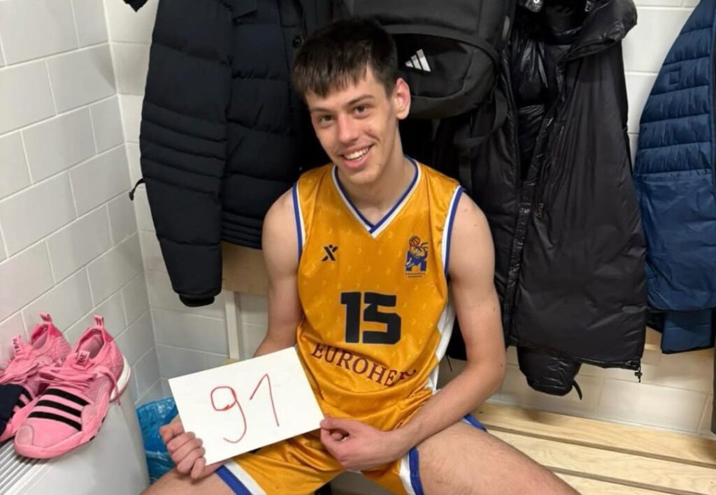 KOŠARKAŠKI SVET U ŠOKU: Košarkaš iz komšiluka postigao 91 poen, fotografijom podsetio na legendarni rekord!
