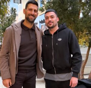 RADONJIĆ SE POKLONIO NAJVEĆEM: Fudbaler Zvezde objavio sliku sa Novakom, njegov opis na fotografiji sve govori!