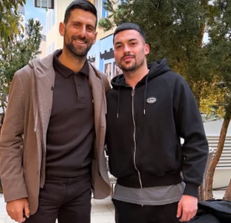 RADONJIĆ SE POKLONIO NAJVEĆEM: Fudbaler Zvezde objavio sliku sa Novakom, njegov opis na fotografiji sve govori!