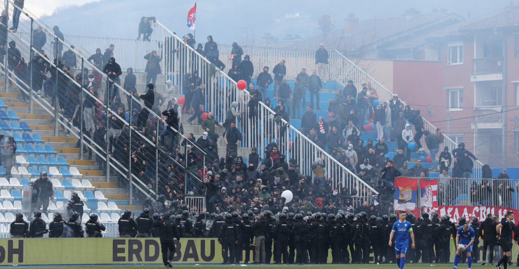OBOJILI TRIBINU U BOJE SRPSKE TROBOJKE, NAVIJAČI PAZARA IH ZASULI TOPOVSKIM UDARIMA: Skandal na samom početku utakmice u Novom Pazaru!