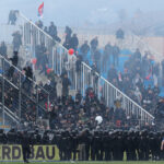 OBOJILI TRIBINU U BOJE SRPSKE TROBOJKE, NAVIJAČI PAZARA IH ZASULI TOPOVSKIM UDARIMA: Skandal na samom početku utakmice u Novom Pazaru!