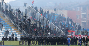 OBOJILI TRIBINU U BOJE SRPSKE TROBOJKE, NAVIJAČI PAZARA IH ZASULI TOPOVSKIM UDARIMA: Skandal na samom početku utakmice u Novom Pazaru!