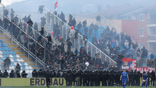 OBOJILI TRIBINU U BOJE SRPSKE TROBOJKE, NAVIJAČI PAZARA IH ZASULI TOPOVSKIM UDARIMA: Skandal na samom početku utakmice u Novom Pazaru!