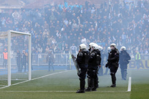 NAVIJAČI VIŠE NI NE BIRAJU MESTO SUKOBA: Nova tuča zabeležena ispred policijske stanice u Novom Pazaru! (VIDEO)