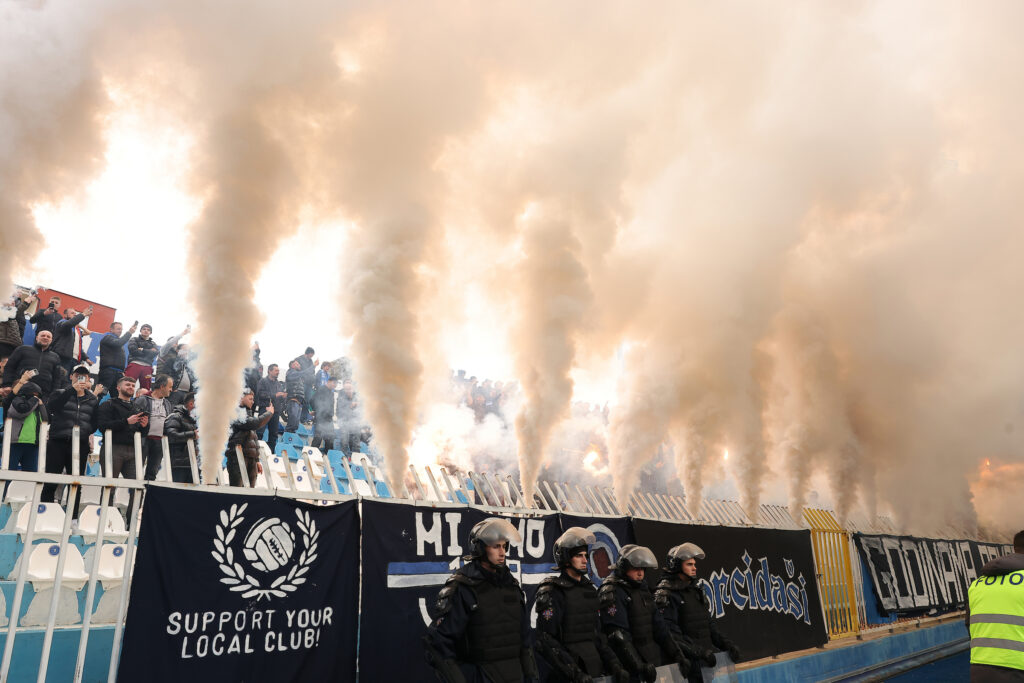 SUKOB NAVIJAČA UZEO MAHA U CENTRU PAZARA: Navijači iskakali kroz polupane prozore autobusa, policija morala da interveniše! (VIDEO)