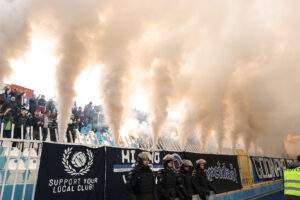 SUKOB NAVIJAČA UZEO MAHA U CENTRU PAZARA: Navijači iskakali kroz polupane prozore autobusa, policija morala da interveniše! (VIDEO)