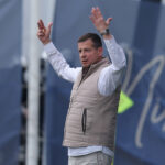 NENAD LALATOVIĆ SE PREKRSTIO, PA POTOM KRENUO DA SE KLANJA: Delije skandirale treneru Novog Pazara, njegova reakcija obilazi celu Srbiju!