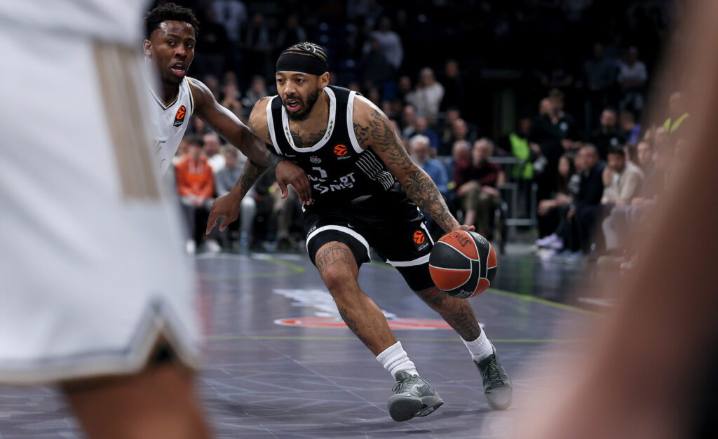 (POLUVREME) PARTIZAN UŽASNO UŠAO U MEČ, IPAK POSTOJE NEKE ŠANSE ZA PREOKRET: Gosti iz Dubaija mleli crno-bele, ali smiraj poluvremena najavio povratak!