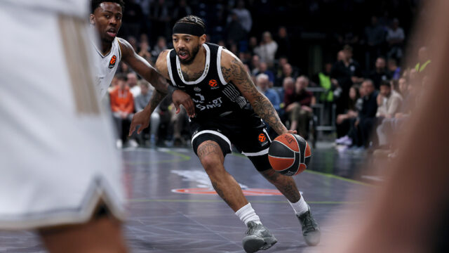 (POLUVREME) PARTIZAN UŽASNO UŠAO U MEČ, IPAK POSTOJE NEKE ŠANSE ZA PREOKRET: Gosti iz Dubaija mleli crno-bele, ali smiraj poluvremena najavio povratak!