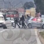 ZASULI BAKLJAMA NA PUTU: Izgoreo automobil u sukobu navijača u komšiluku!