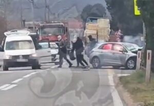 ZASULI IH BAKLJAMA NA PUTU: Izgoreo automobil u sukobu navijača u komšiluku!