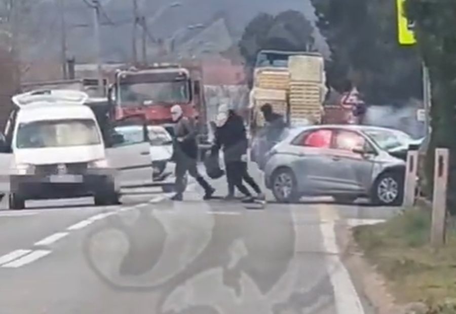 ZASULI BAKLJAMA NA PUTU: Izgoreo automobil u sukobu navijača u komšiluku!