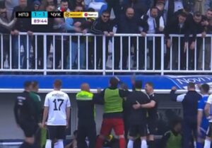 RUŽNE SCENE POKVARILE LEPU UTAKMICU: Navijači skandirali Stojkoviću „Mustafa“, on hteo da ih gađa flašicom!
