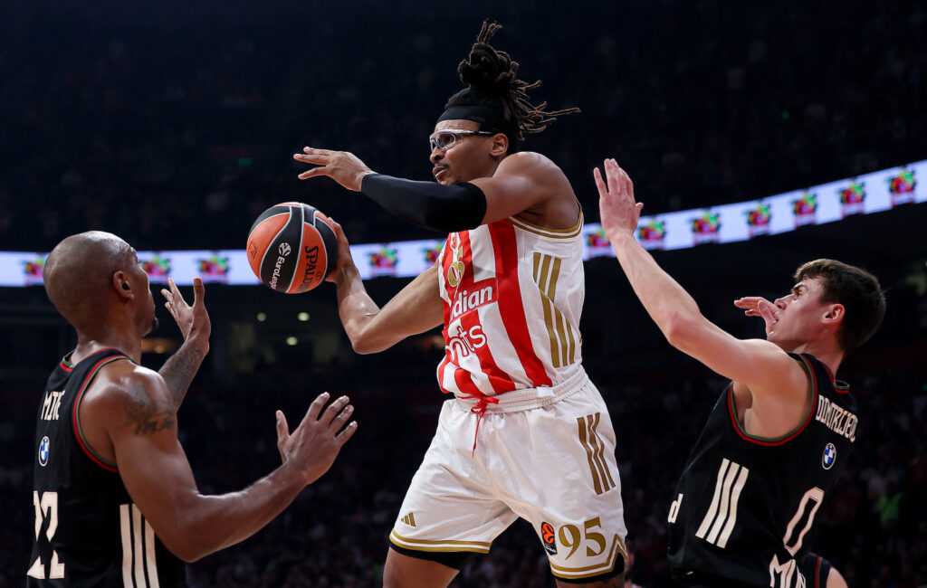 (POLUVREME) NEVEROVATNA TROJKA BATLERA UZ ZVUK SIRENE OBEĆAVA BOLJU IGRU ZVEZDE U NASTAVKU: Bajern kontroliše utakmicu, ali tu je i drugo poluvreme!