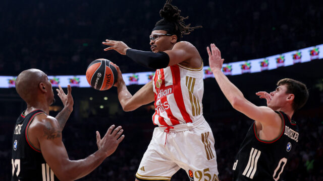 (POLUVREME) NEVEROVATNA TROJKA BATLERA UZ ZVUK SIRENE OBEĆAVA BOLJU IGRU ZVEZDE U NASTAVKU: Bajern kontroliše utakmicu, ali tu je i drugo poluvreme!