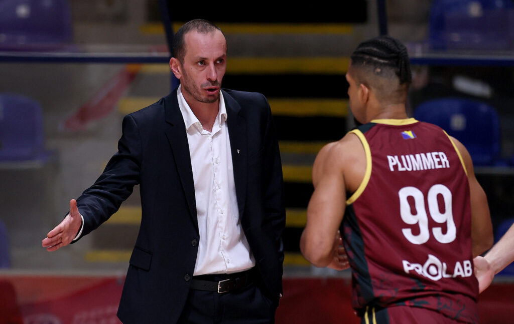 „PUNA HALA, A APLAUZI PARTIZANU“: Trener Bosne iskritikovao svoje igrače zbog nezalaganja!