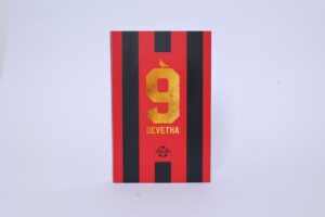 Objavljen roman Jovana Simića „Devetka“: Priča o mentalnom zdravlju, zavisnosti i traumama u svetu fudbala – prva promocija na tribinama stadiona “Radomir Antić” u Užicu!