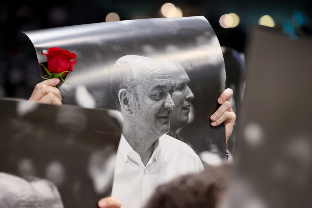 „IZA GENERALA OSTAJE VOJSKA“: Arena grmela za Duleta, suze, ruže i poruka koja para srce!