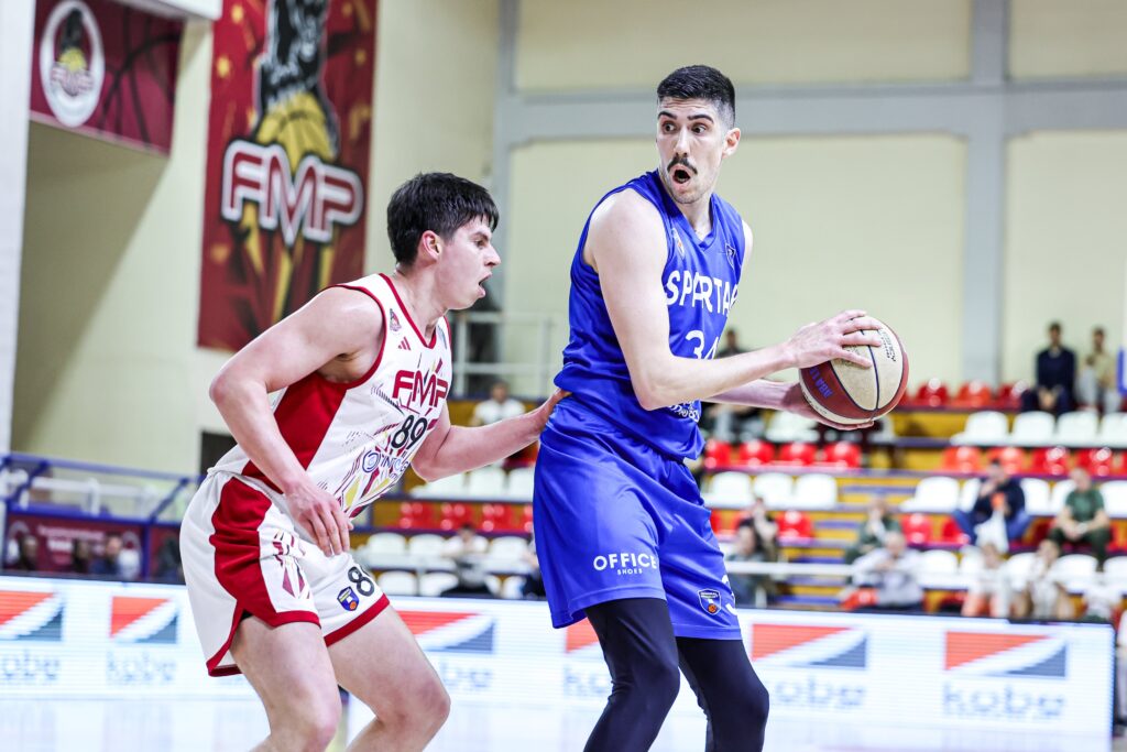 KATANCI NA ŽELEZNIČKIM OBRUČIMA: FMP ide ka plej-inu, Spartak nije mogao da ubaci ni 50 poena!