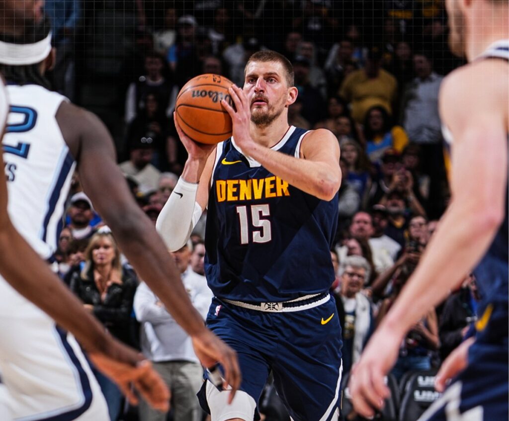 „DA, POSEBNO KADA SEDNEM NA KLUPU“: Jokić nije ni znao da piše istoriju, a odgovorom na jedno pitanje sve nasmejao!