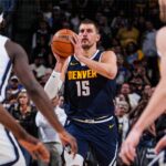 „DA, POSEBNO KADA SEDNEM NA KLUPU“: Jokić nije ni znao da piše istoriju, a odgovorom na jedno pitanje sve nasmejao!