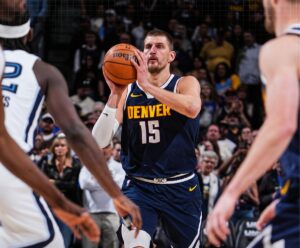 „DA, POSEBNO KADA SEDNEM NA KLUPU“: Jokić nije ni znao da piše istoriju, a odgovorom na jedno pitanje sve nasmejao!