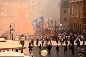 (FOTO UBOD) NAVIJAČKI HAOS U HRVATSKOJ, PARTIZAN UHVAĆEN U UNAKRSNOJ VATRI PREPUCAVANJA TAMOŠNJIH HULIGANA: Svi Hajdukovci su Grobari i vole Partizan?!